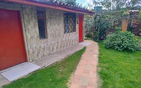 Comodo chalet, en una muy buena ubicación y rodeado de jardines