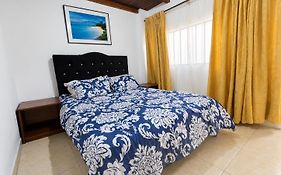 Comodo chalet, en una muy buena ubicación y rodeado de jardines